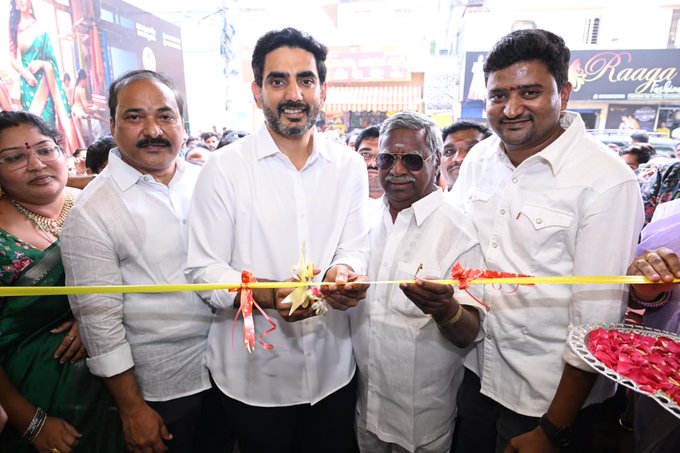 సత్యభామ సిల్క్స్ ప్రారంభించిన మంత్రి సత్యభామ సిల్క్స్ ప్రారంభించిన మంత్రి