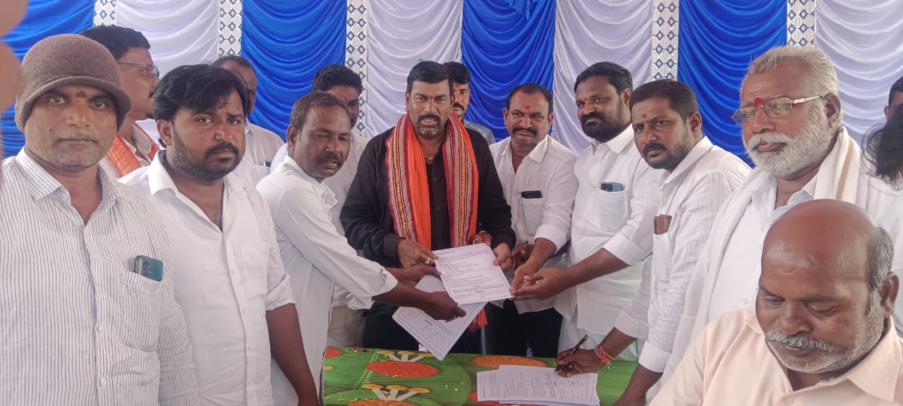 సంతకాల సేకరణలో పాల్గొన్న ఎమ్మెల్యే సంతకాల సేకరణలో పాల్గొన్న ఎమ్మెల్యే