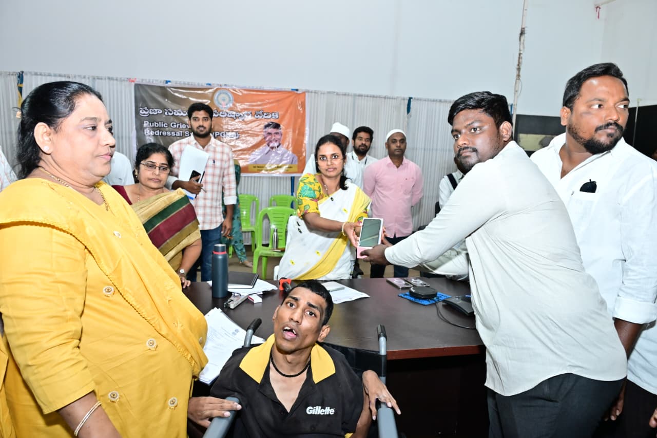 ఆత్మ విశ్వాసంతో ముందడుగు వేయాలి : కలెక్టర్