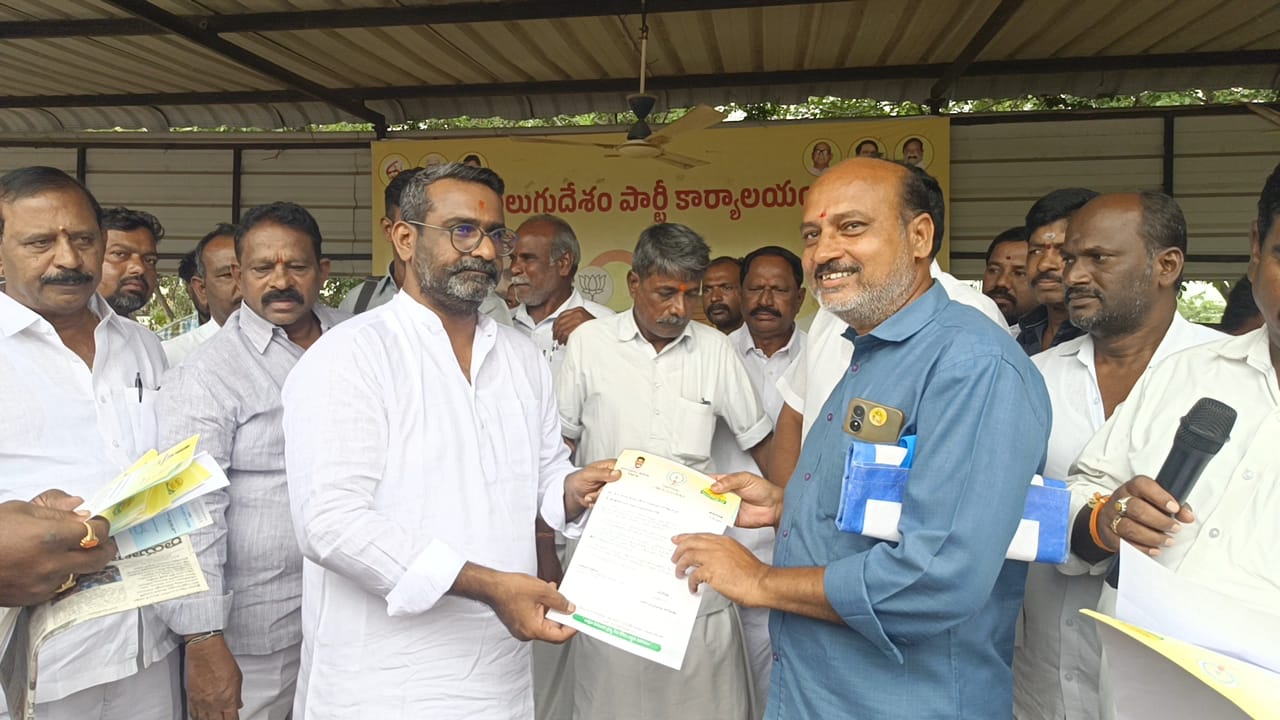 సీఎం రిలీఫ్ ఫండ్ చెక్కులు పంపిణీ చేసిన ఎమ్మెల్యే