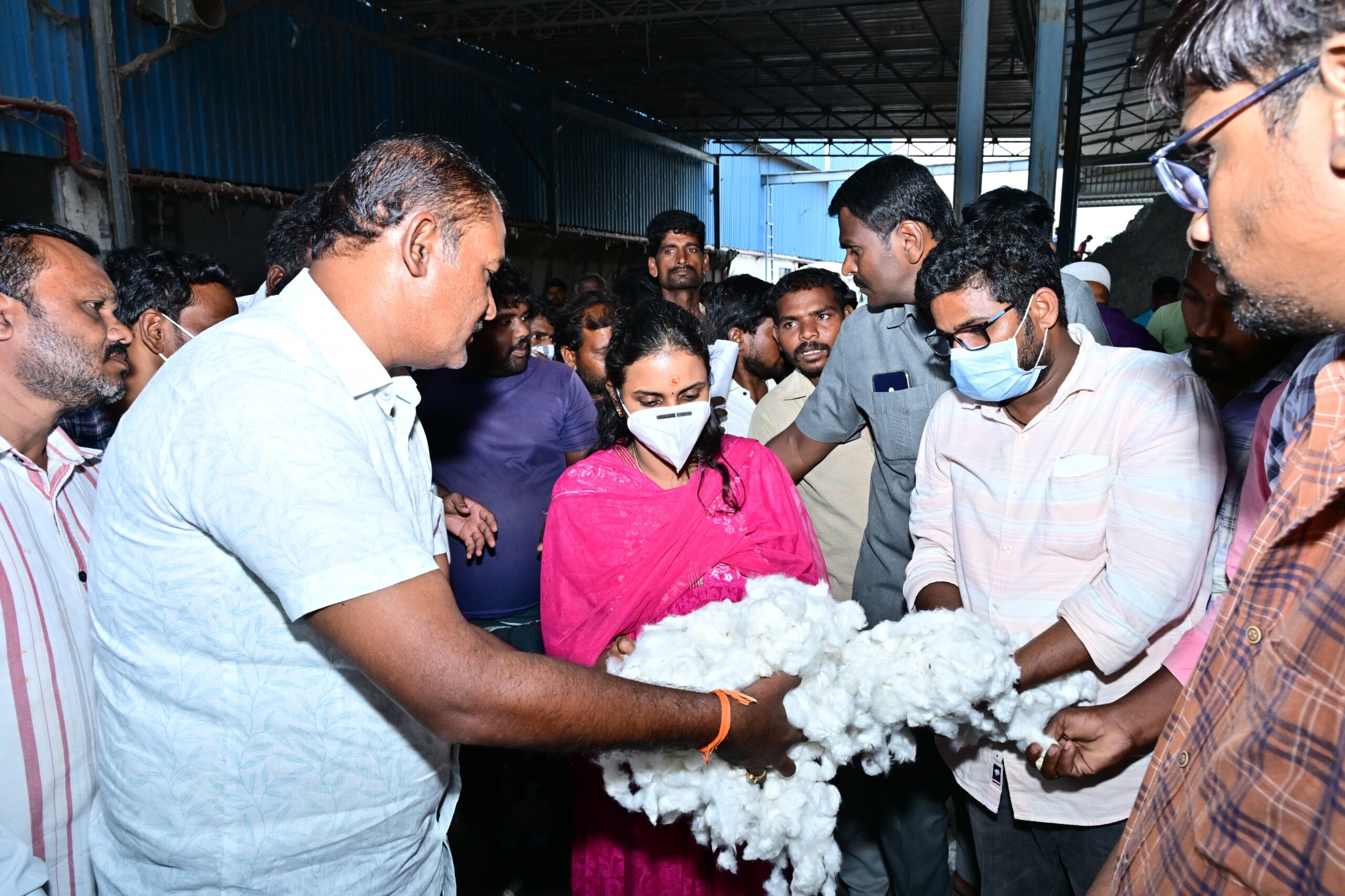 పత్తి కొనుగోలు కేంద్రాన్ని పరిశీలించిన జిల్లా కలెక్టర్