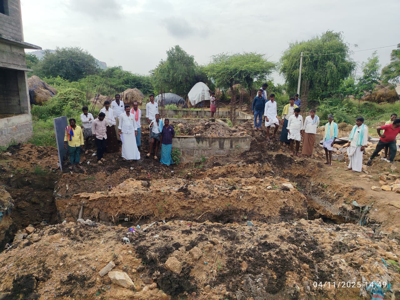 ప్రభుత్వ కార్యాలయానికి అడ్డంగా ఇంటి నిర్మాణ పనులు