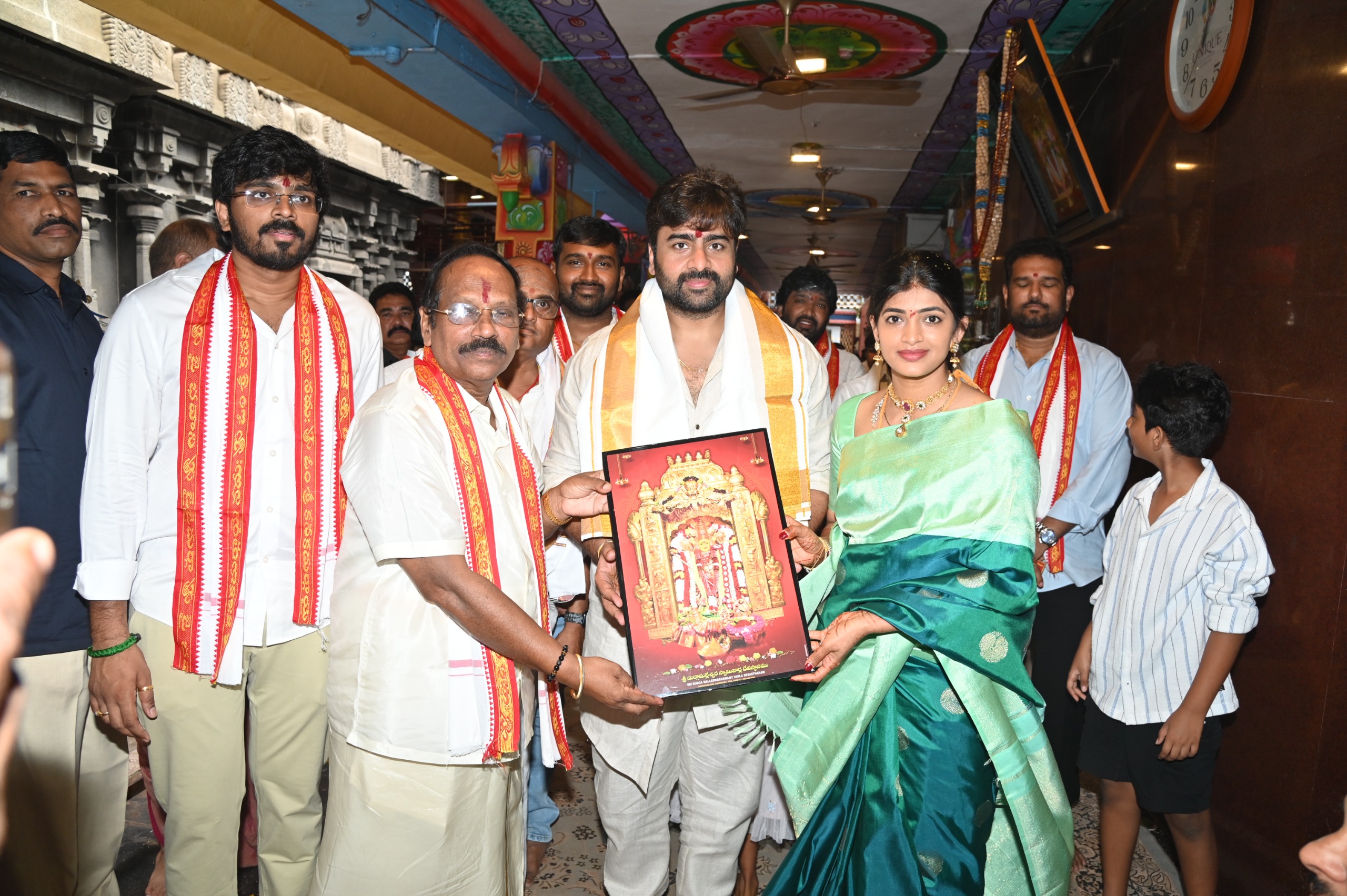 దుర్గమ్మ సన్నిధిలో సినీ హీరో నారా రోహిత్ దంపతులు దుర్గమ్మ సన్నిధిలో సినీ హీరో నారా రోహిత్ దంపతులు