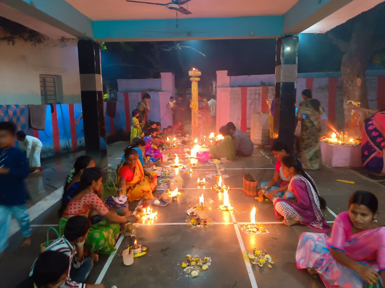 సిద్దేశ్వర ఆలయంలో ఘనంగా కార్తీక పౌర్ణమి వేడుకలు సిద్దేశ్వర ఆలయంలో ఘనంగా కార్తీక పౌర్ణమి వేడుకలు