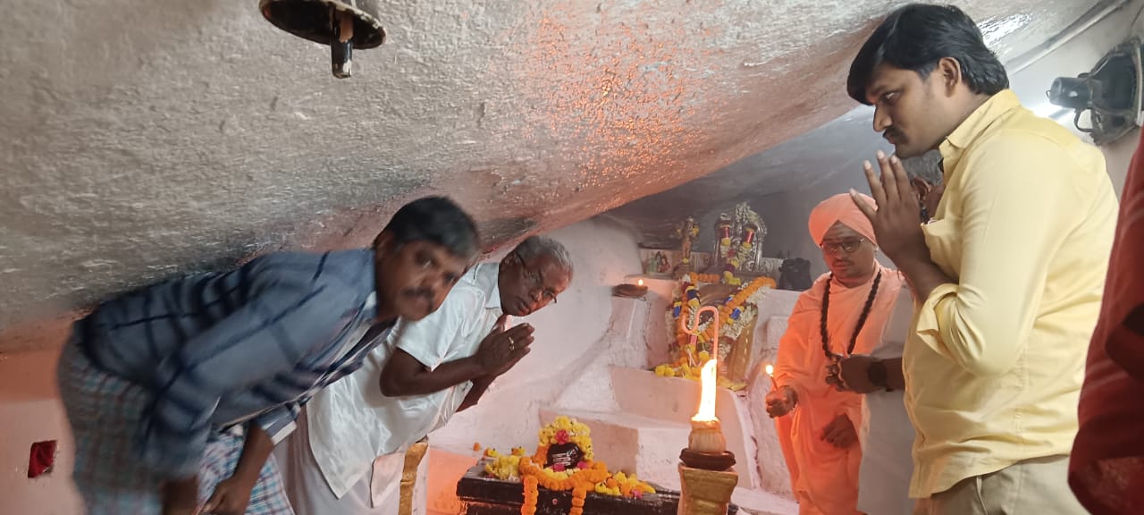 సందడిగా శ్రీ సిద్దేశ్వర స్వామి ఆలయంలో కార్తీక దీపోత్సవం సందడిగా శ్రీ సిద్దేశ్వర స్వామి ఆలయంలో కార్తీక దీపోత్సవం