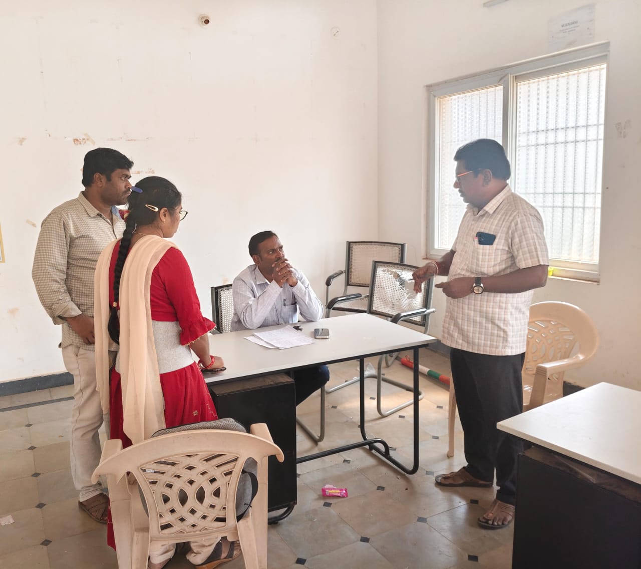 సచివాలయాలు ఆకస్మిక తనిఖీ మున్సిపల్ కమిషనర్