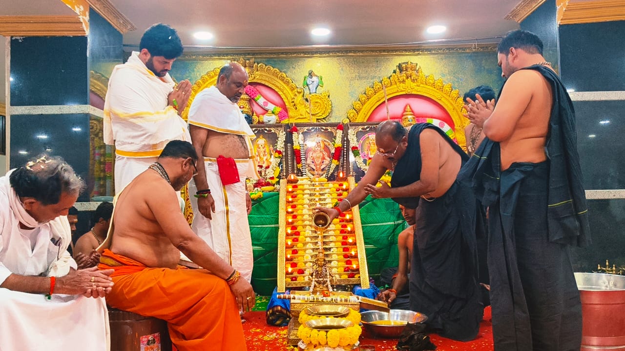 పడిపూజ కార్యక్రమంలో పాల్గొన్న భక్తులు