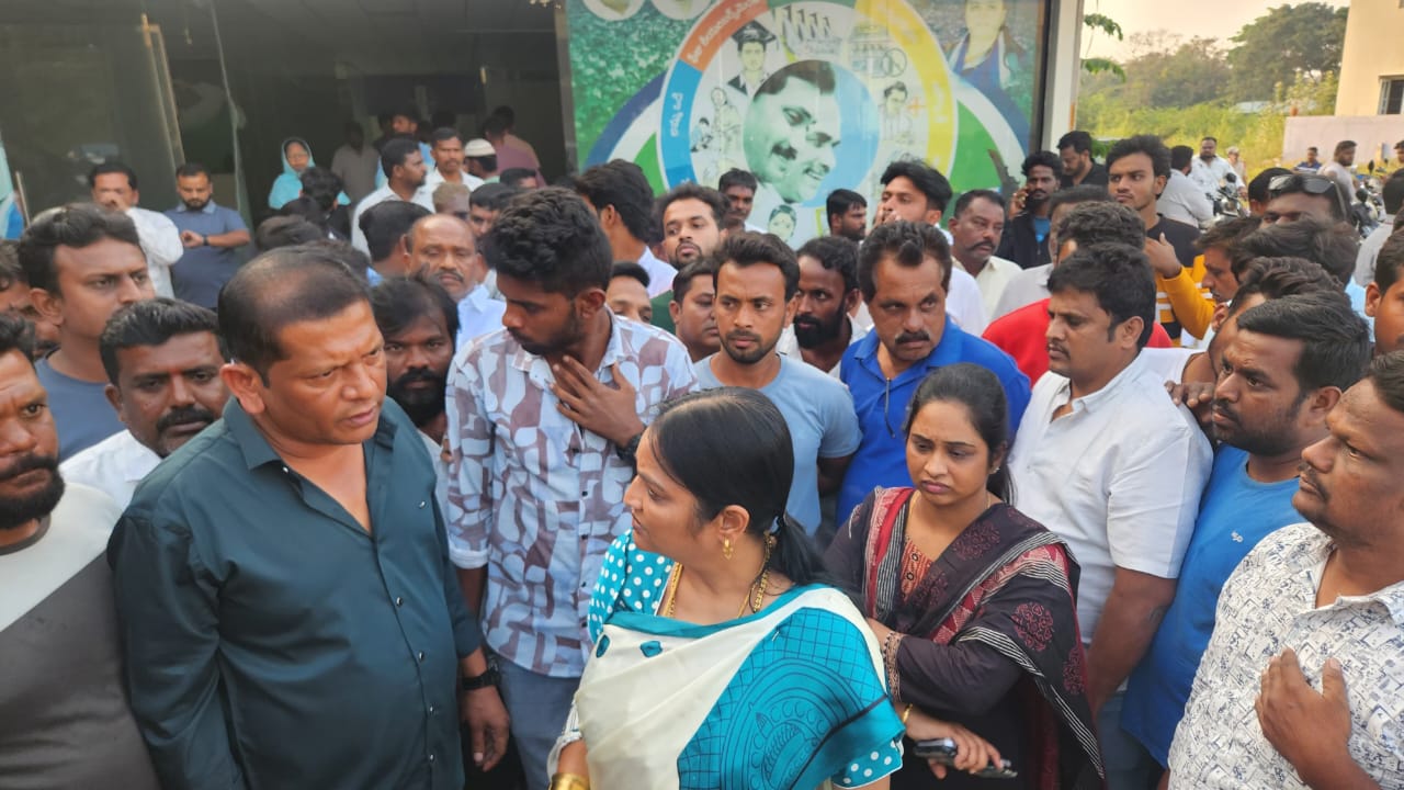 వైసీపీ పార్టీ కార్యాలయం పై దాడి ఫర్నిచర్ ధ్వంసం వైసీపీ పార్టీ కార్యాలయం పై దాడి ఫర్నిచర్ ధ్వంసం