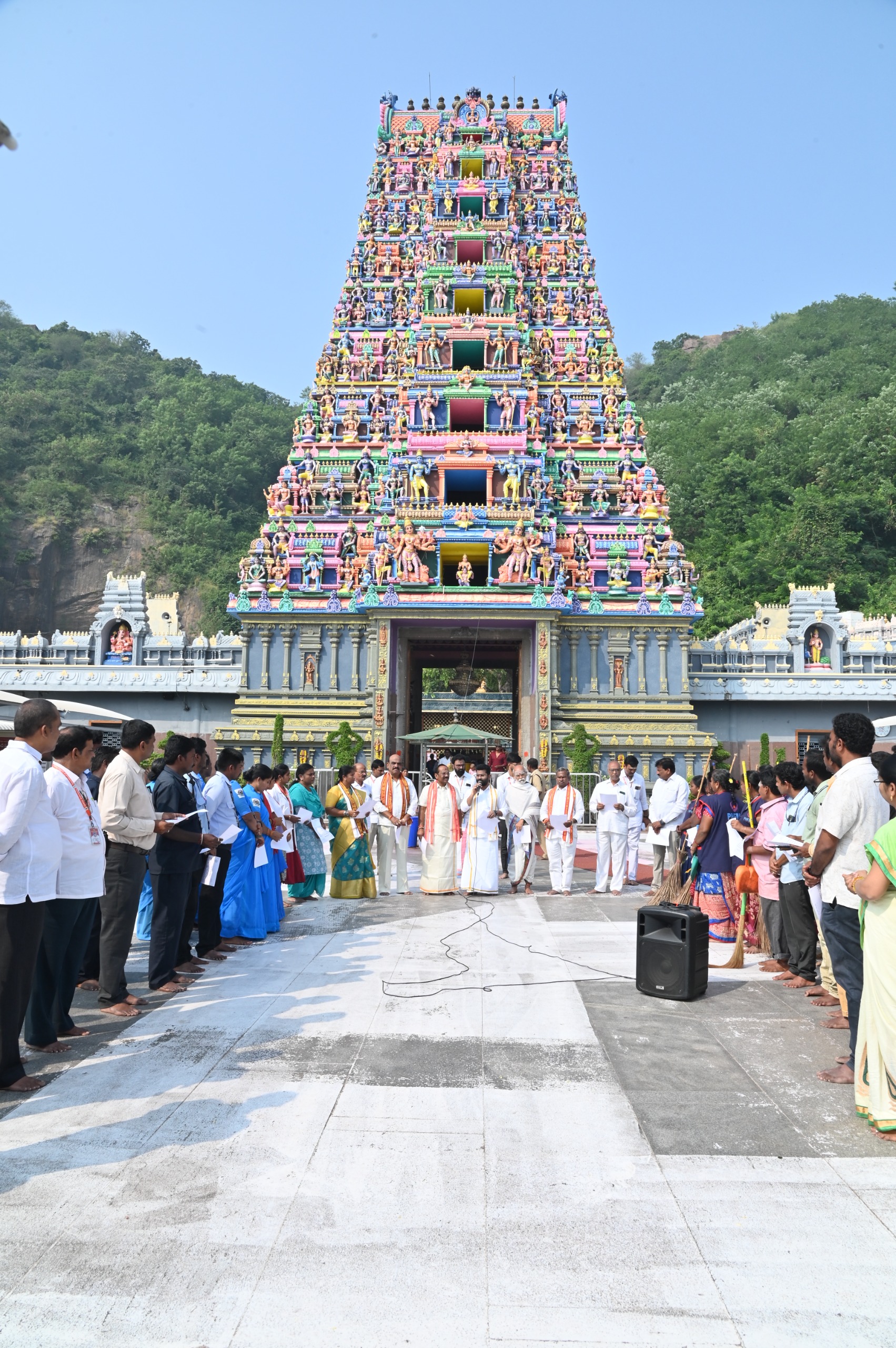 ఆలయంలో  స్వచ్ఛంద్ర కార్యక్రమం పాల్గొన్న అధికారులు