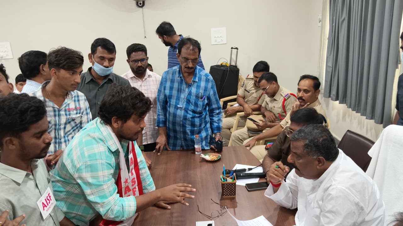 విద్యార్థుల సమస్యలు పరిష్కరించాలి: సూర్య ప్రతాప్ విద్యార్థుల సమస్యలు పరిష్కరించాలి: సూర్య ప్రతాప్