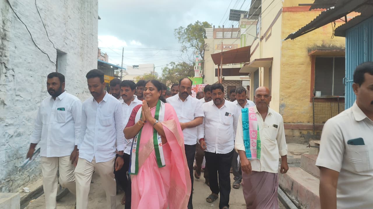 పేద విద్యార్థులు డాక్టర్లుగా ఎదిగేదెప్పుడు : మాజీ ఎమ్మెల్యే శ్రీదేవమ్మ