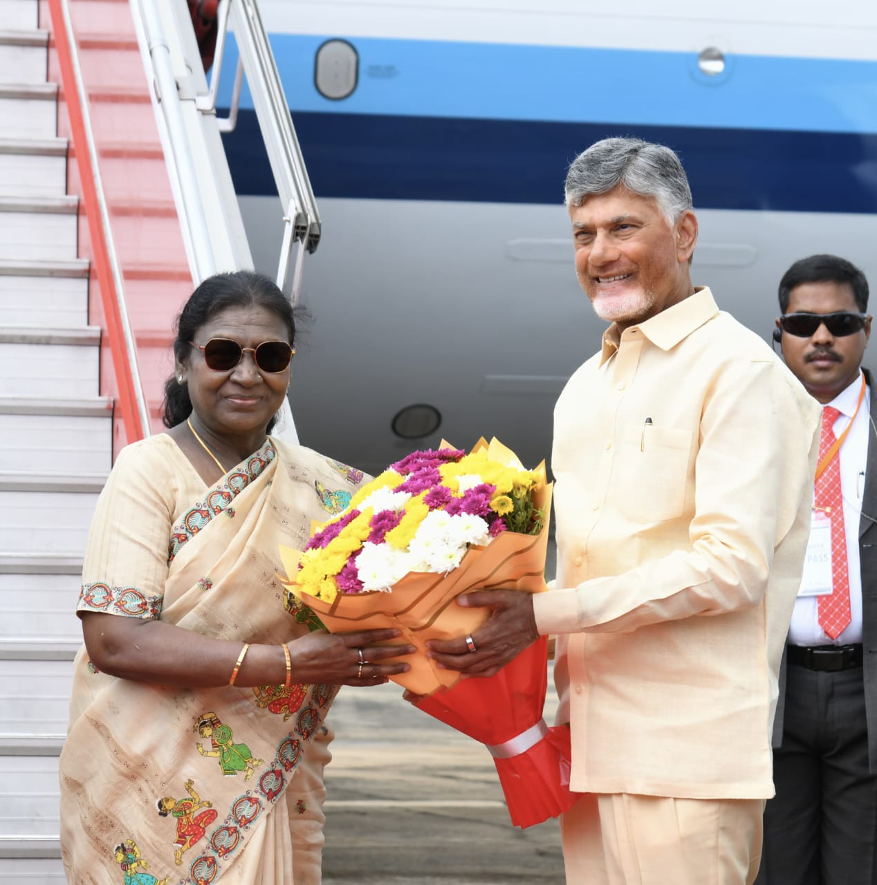 రాష్ట్రపతి కి  ఘనస్వాగతం పలికిన ముఖ్యమంత్రి చంద్రబాబు