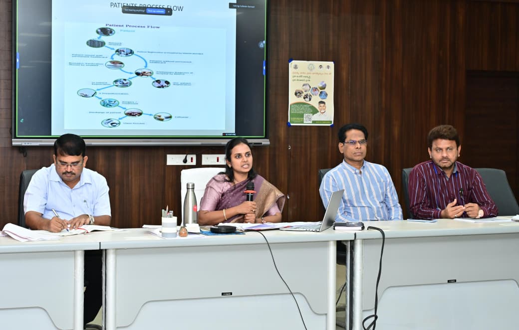 రోగులకు మెరుగైన వైద్య సేవలందించాలి : కలెక్టర్