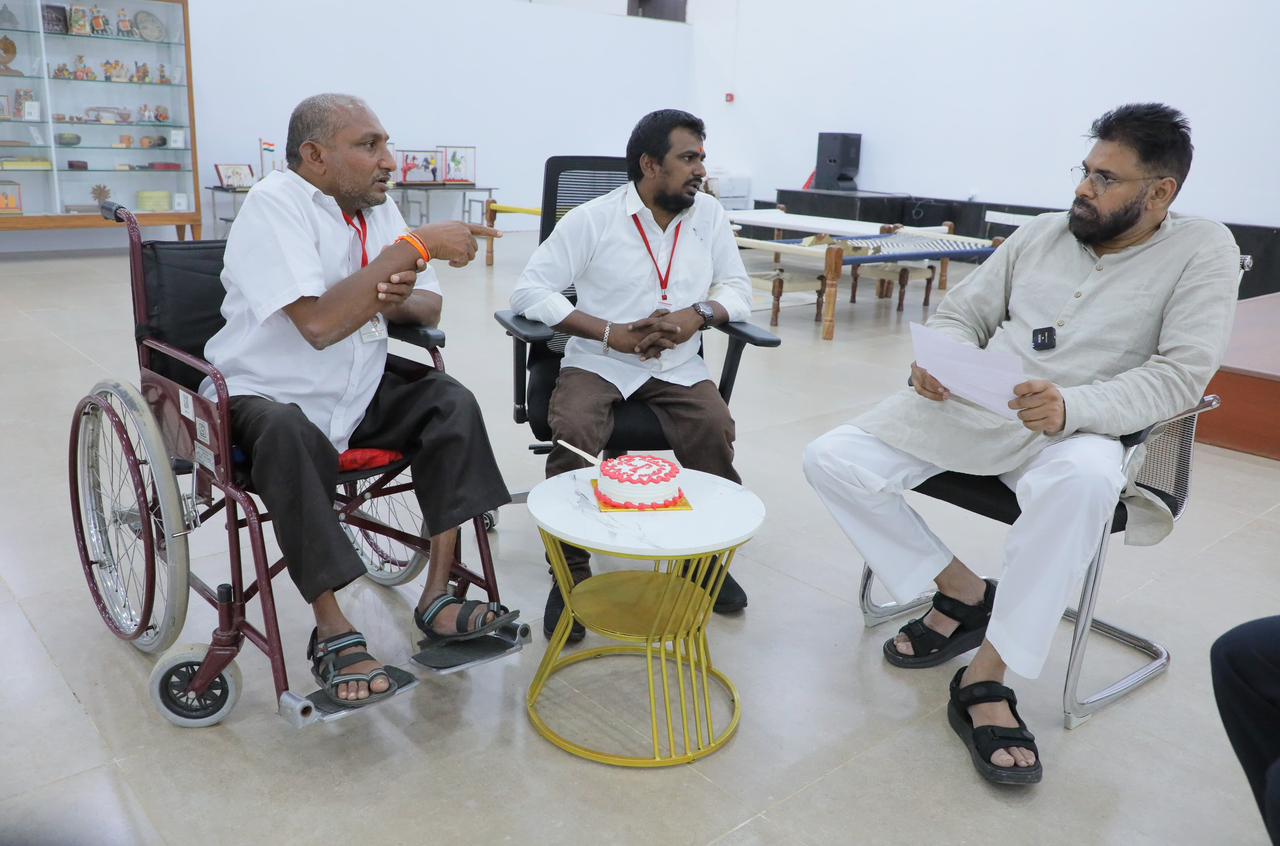 దివ్యాంగులు ఆత్మస్థైర్యంతో ముందుకెళ్లాలి: ఉపముఖ్యమంత్రి