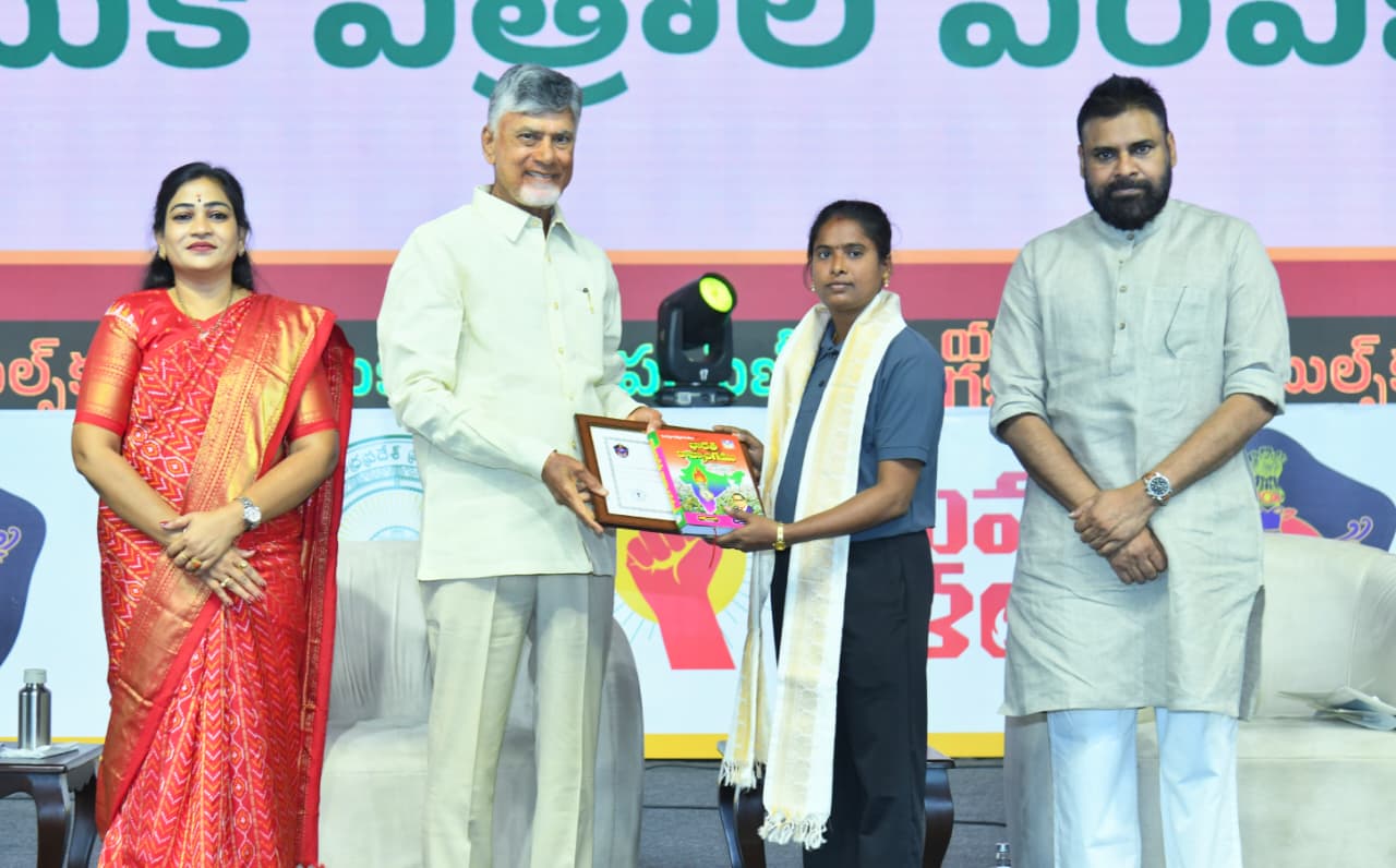 నియామక పత్రాలను అందించిన ముఖ్యమంత్రి