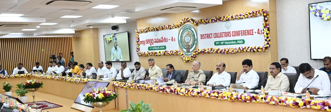 జిల్లా కలెక్టర్ల సుదస్సును నిర్వహించిన ముఖ్యమంత్రి 