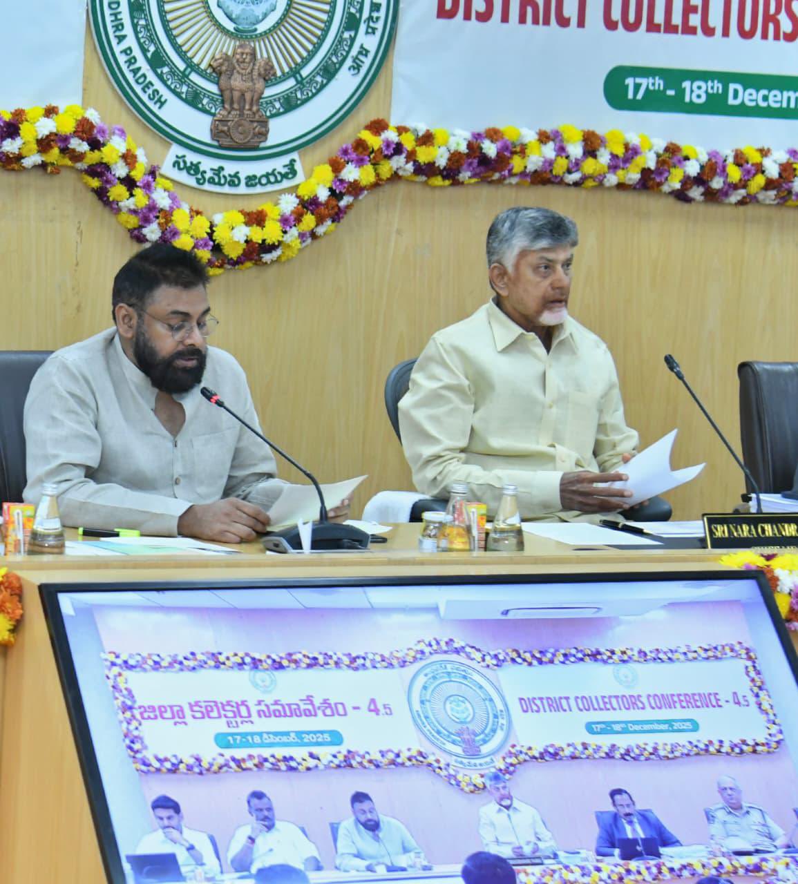 జిల్లా కలెక్టర్లు నిబద్దతతో పనిచేయాలి: పవన్ కళ్యాణ్
