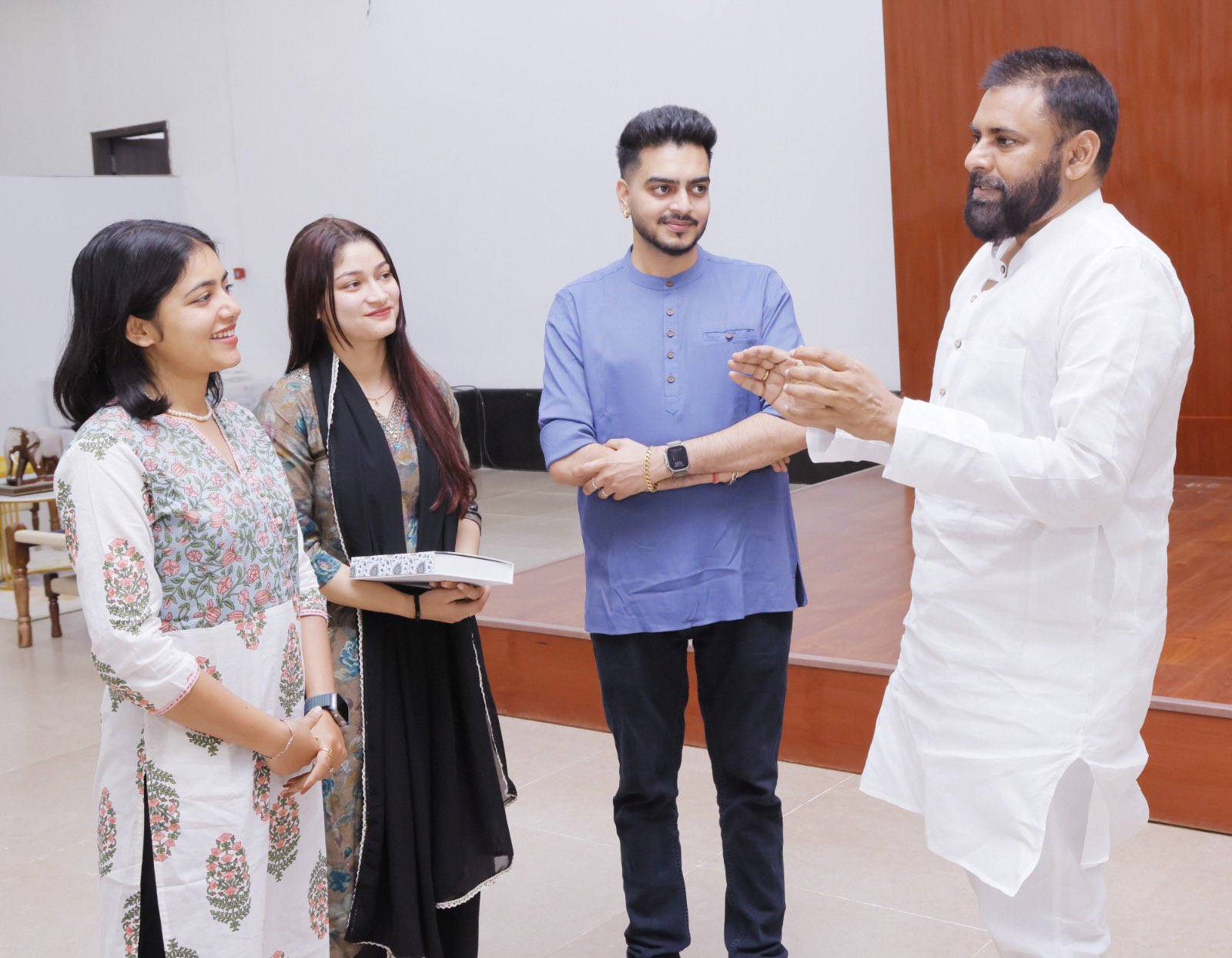 జెన్ Z వ్లాగర్ స్వాతిని అభినందించిన ఉపముఖ్యమంత్రి 