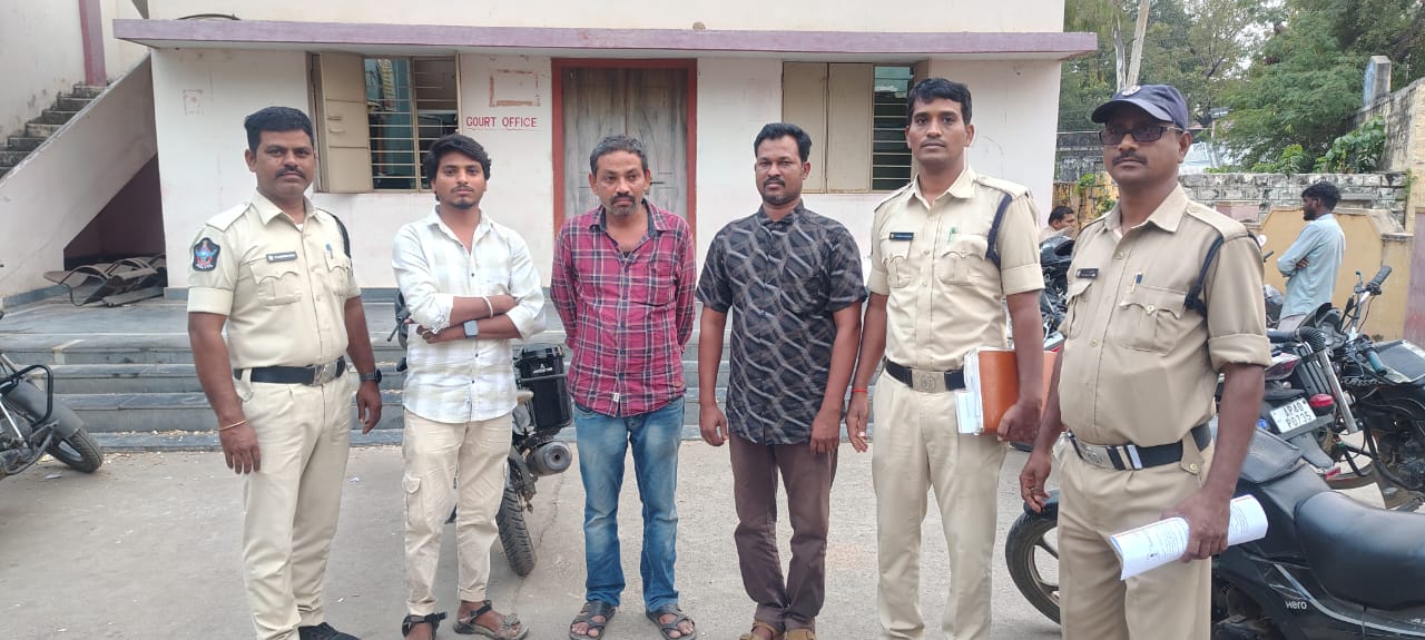 బస్ డ్రైవర్ల కు 15 రోజుల జైలు శిక్ష