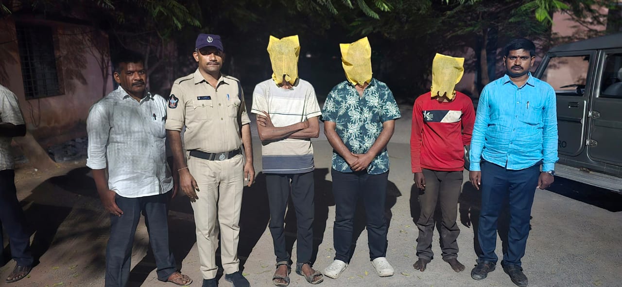 గంజాయి బ్యాచ్ ను అదుపులోకి తీసున్న పోలీసులు