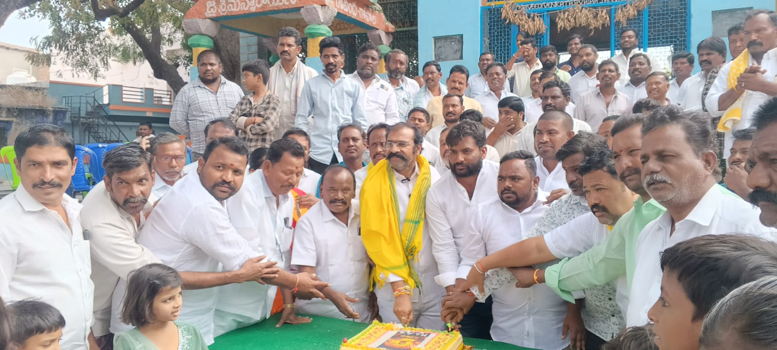 వెల్దుర్తిలో ఘనంగా K.E శ్యాంబాబు పుట్టినరోజు వేడుకలు