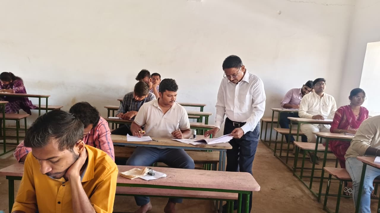 పి.జి. మూడవ సెమిస్టర్ పరీక్షలను వర్సిటీ వైస్‌ఛాన్స్‌లర్