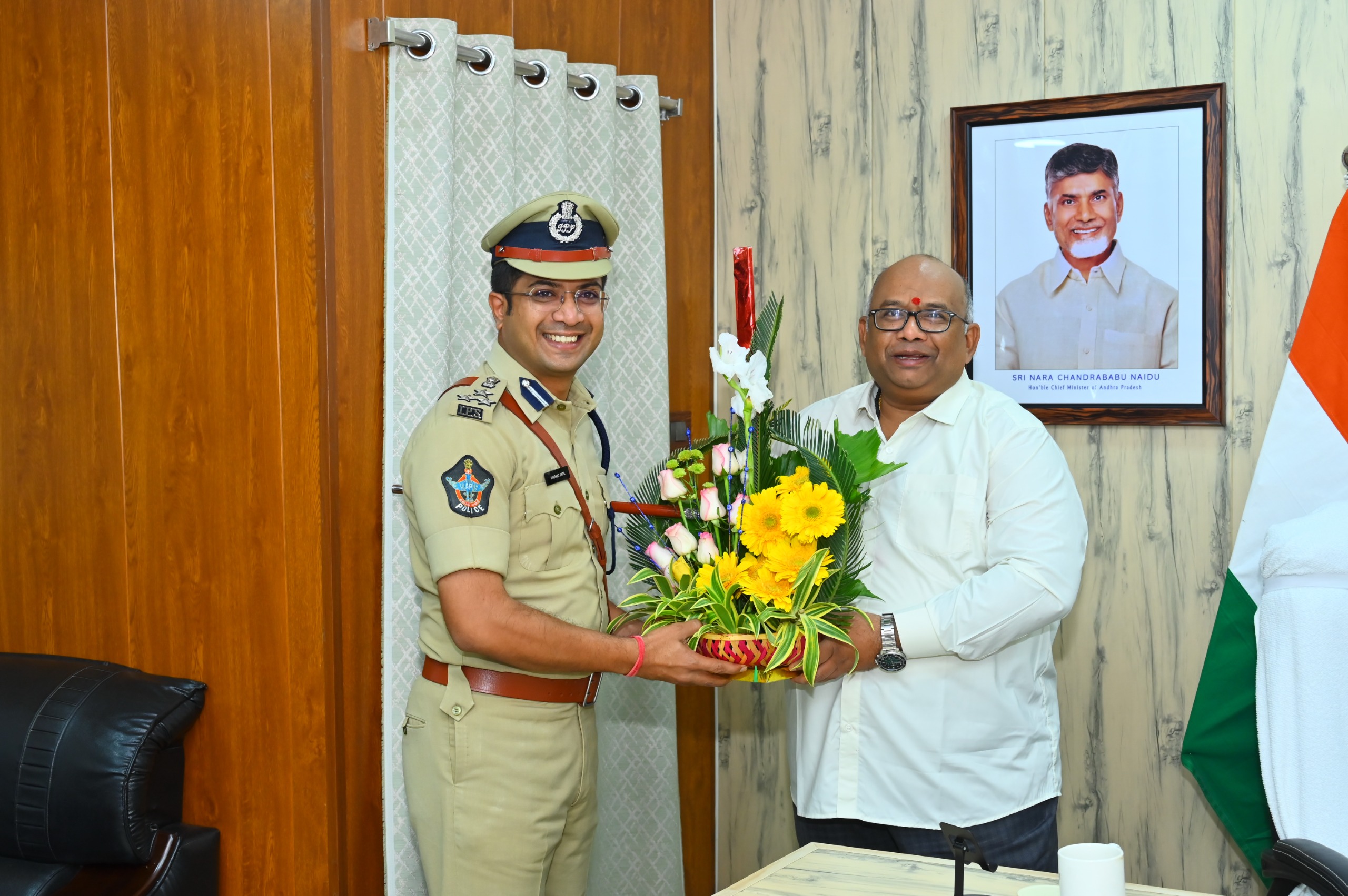 విక్రాంత్ పాటిల్ ను అభినందించిన డిఐజి కోయ ప్రవీణ్