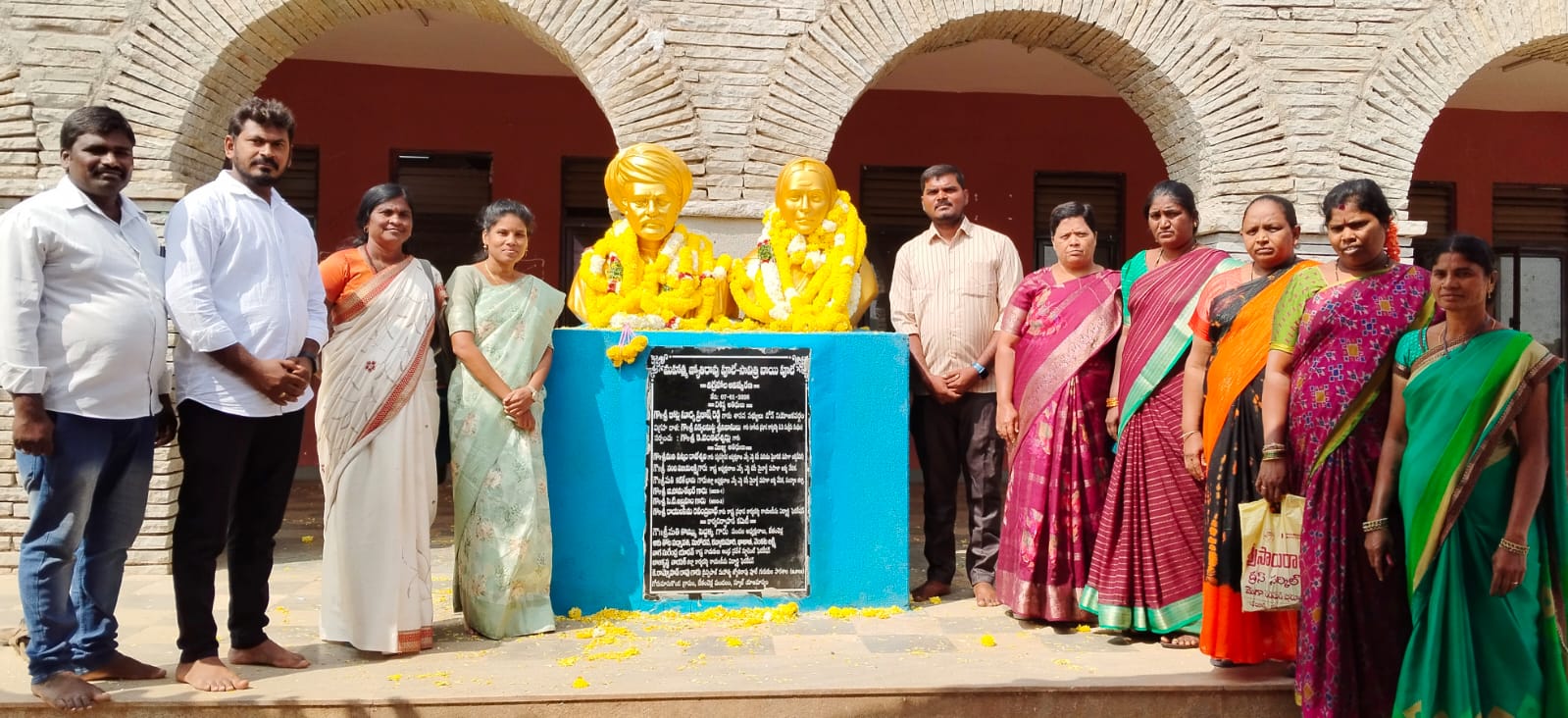 మహాత్మ జ్యోతిరావు పూలే సావిత్రిబాయి పూలే విగ్రహావిష్కరణలో పాల్గొన్న నంది విజయలక్ష్మి