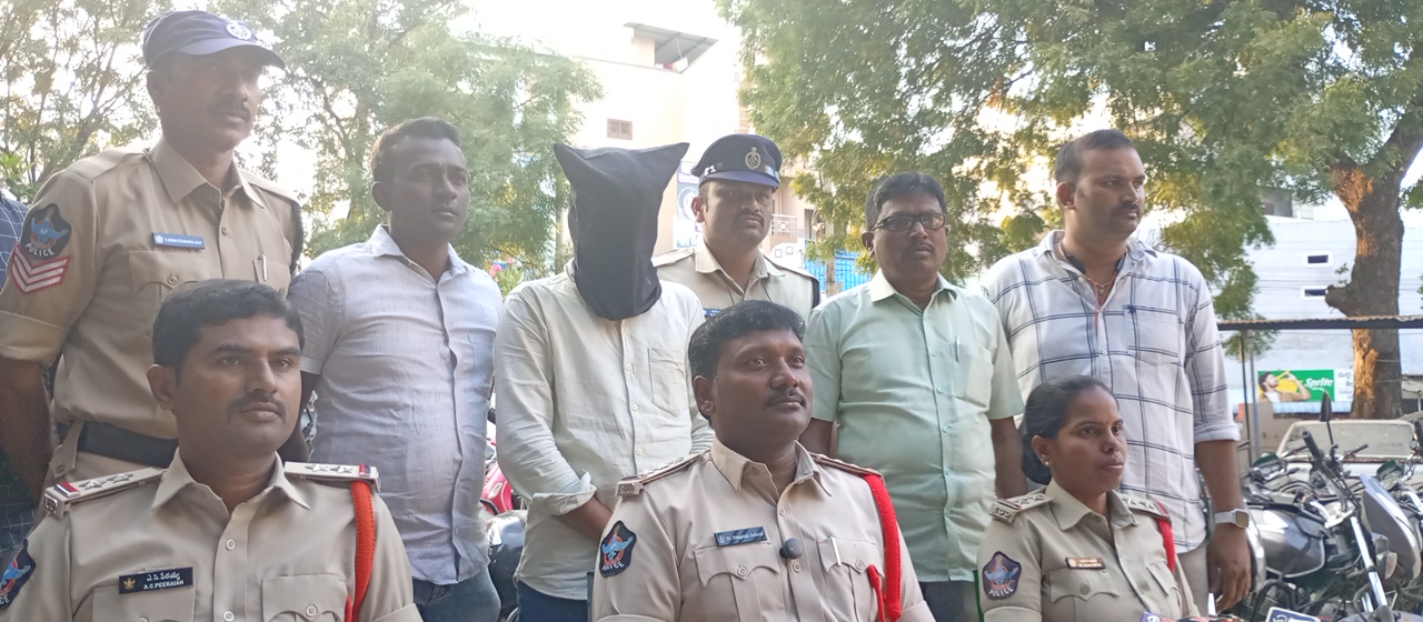 11 ద్విచక్ర వాహనాలు చోరీ: సీఐ శేషయ్య