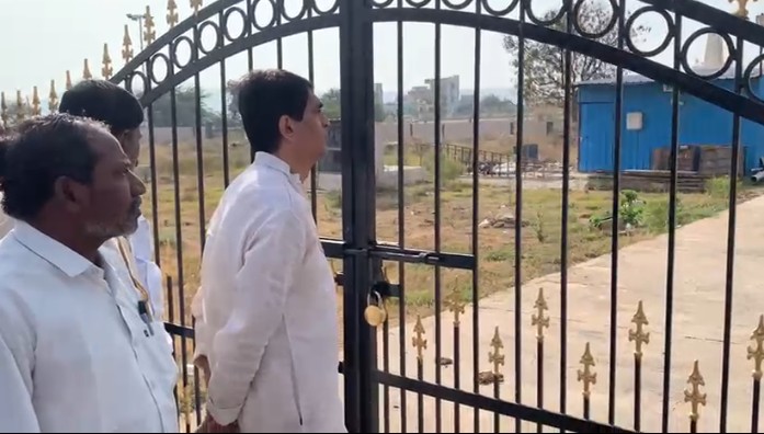 కోట్లు పెట్టి నిర్మించాం గేట్లకు తాళాలు వేయటం బాధాకరం మాజీ మంత్రి బుగ్గన 