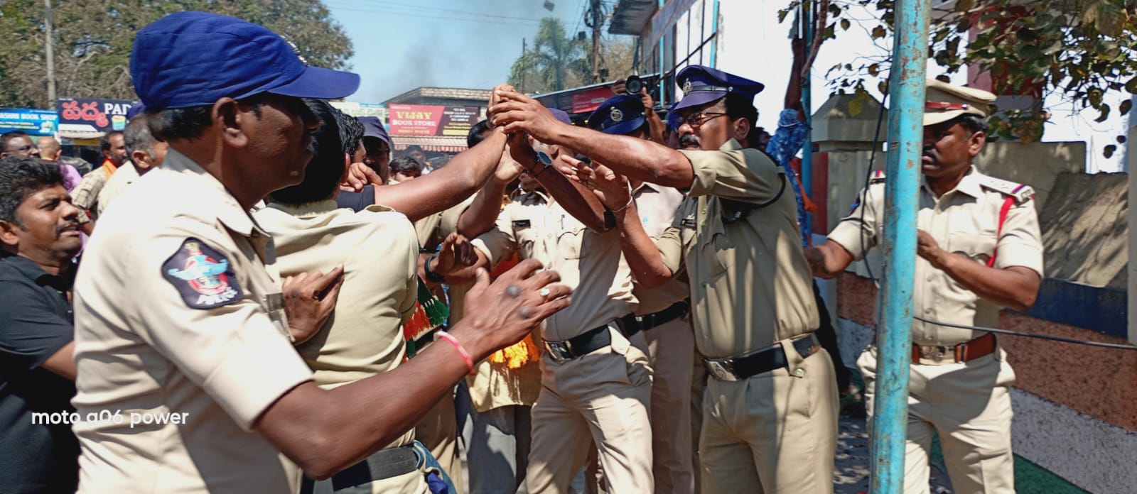 ఏఐ సమ్మెట్టులు కాంగ్రెస్ అడ్డుకోవడం దుర్మార్గమైన చర్య ఏఐ సమ్మెట్టులు కాంగ్రెస్ అడ్డుకోవడం దుర్మార్గమైన చర్య