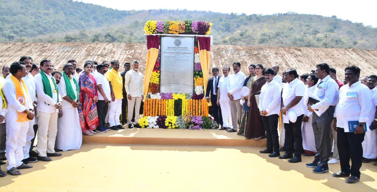 వెలిగొండ ప్రాజెక్టు ఫీడర్ కెనాల్ పనులను ప్రారంభించిన సీఎం