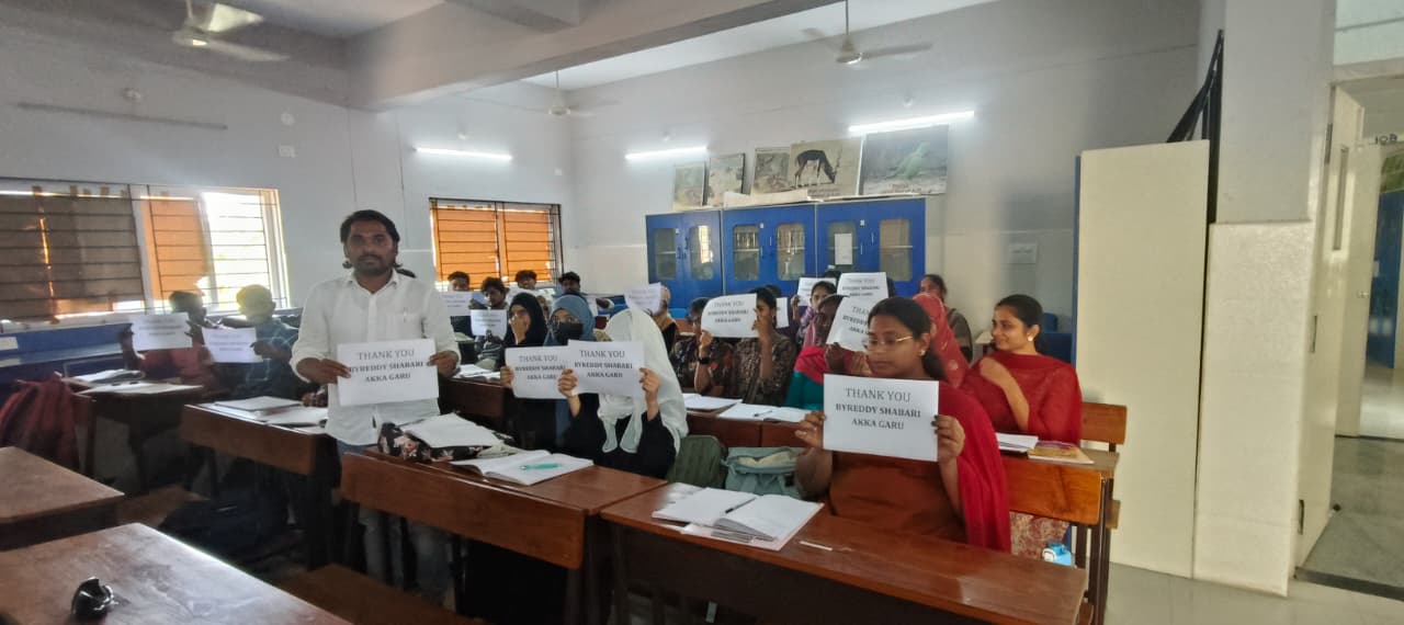 నంద్యాల ఎంపీ డా.బైరెడ్డి శబరి కి కృతజ్ఞతలు తెలిపిన పిజి విద్యార్థులు