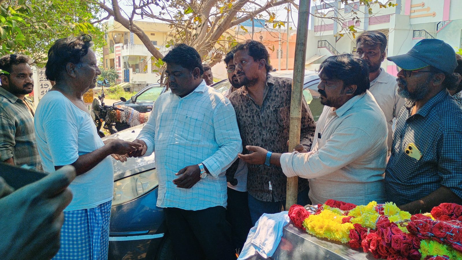 సీనియర్ ఫోటోగ్రాఫర్ జేమ్స్ కు ఘన నివాళి సీనియర్ ఫోటోగ్రాఫర్ జేమ్స్ కు ఘన నివాళి