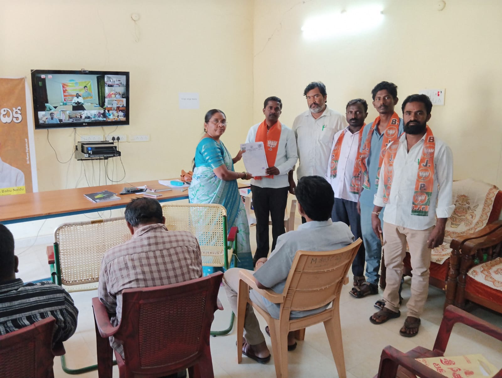 నిరుపేదలకు న్యాయం చేయాలని బిజెపి నాయకులు తహశీల్దార్ కు వినతి