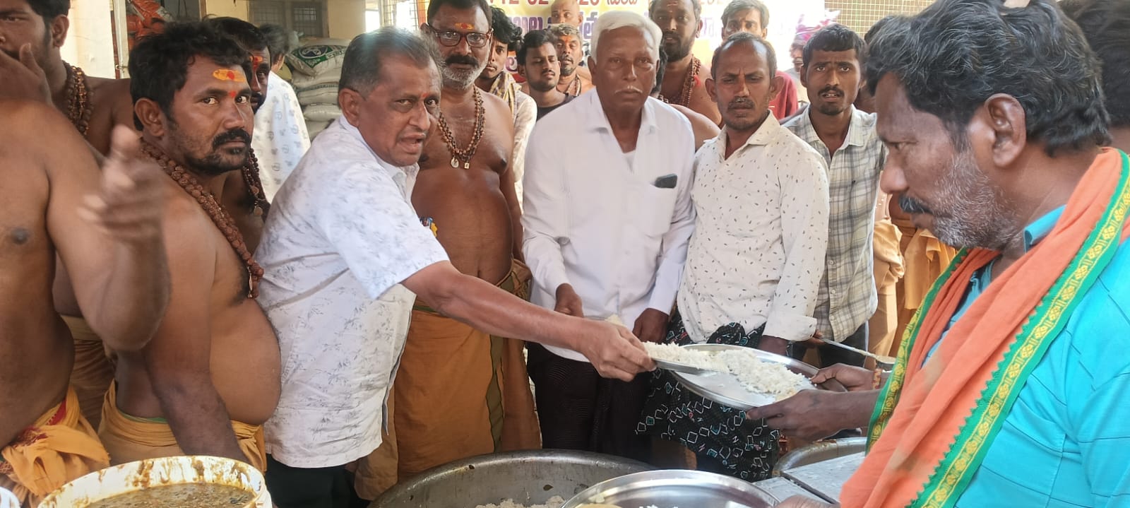 శ్రీశైలంలో అన్నదానం ప్రారంభించిన కురువ సత్రం కమిటీ సభ్యులు