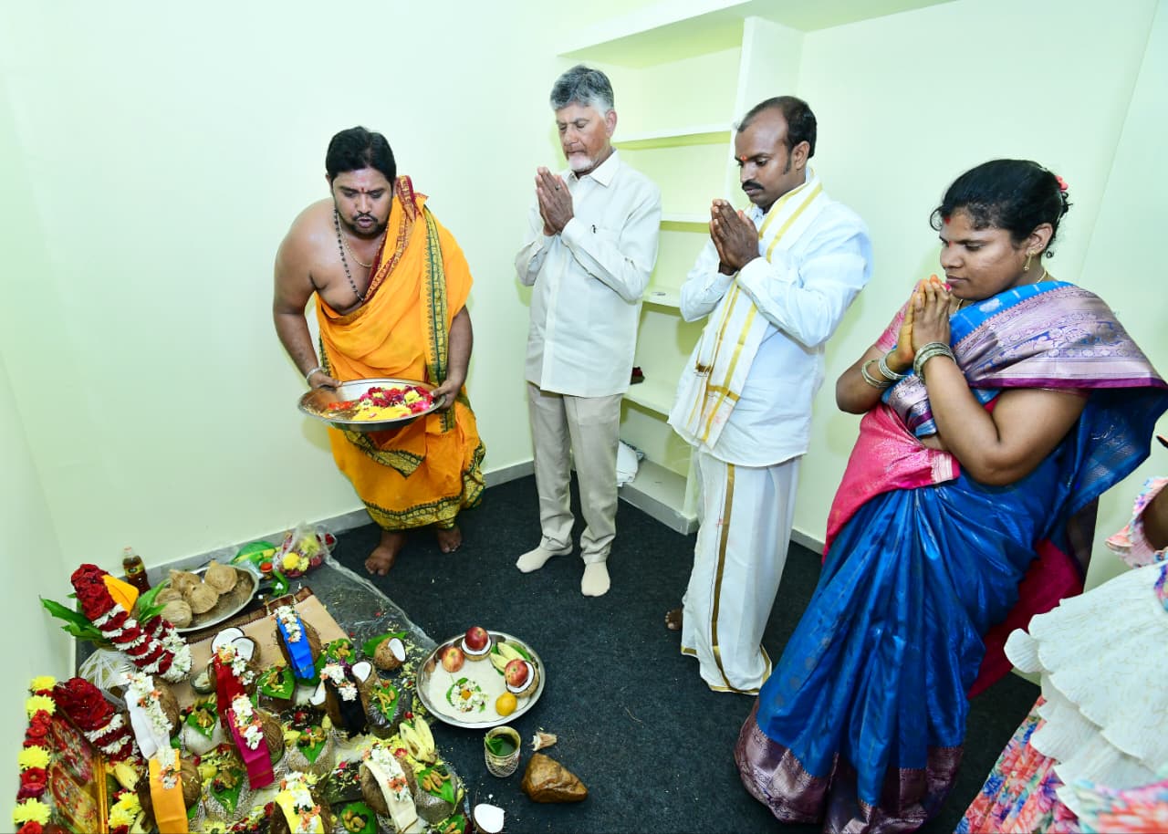 గృహప్రవేశ వేడుకల్లో పాల్గొన్న ముఖ్యమంత్రి