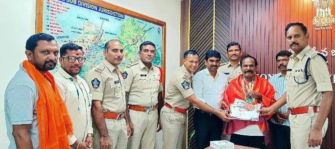 గ్రామీణ క్రీడాకారుడికి ఘన సన్మానం