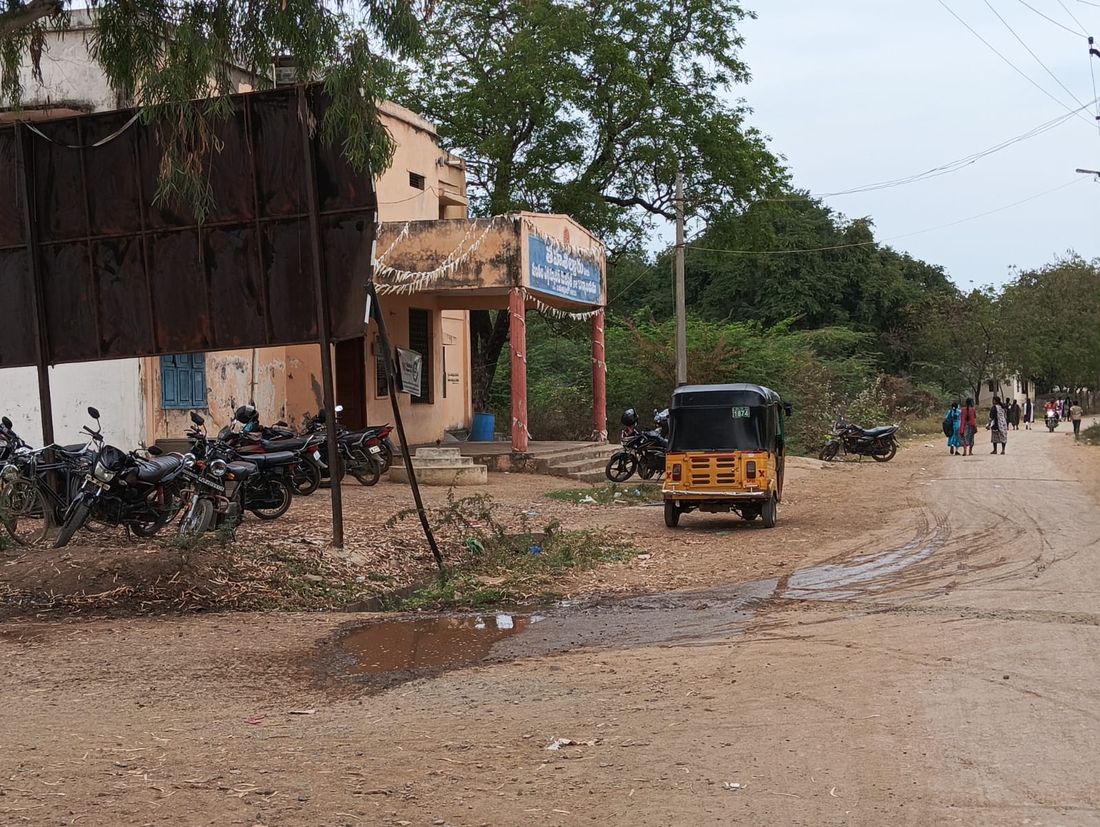 పి జి ఆర్ ఎస్ లో ఇచ్చిన ఫిర్యాదులను తప్పుదారి పట్టిస్తున్న అధికారులు