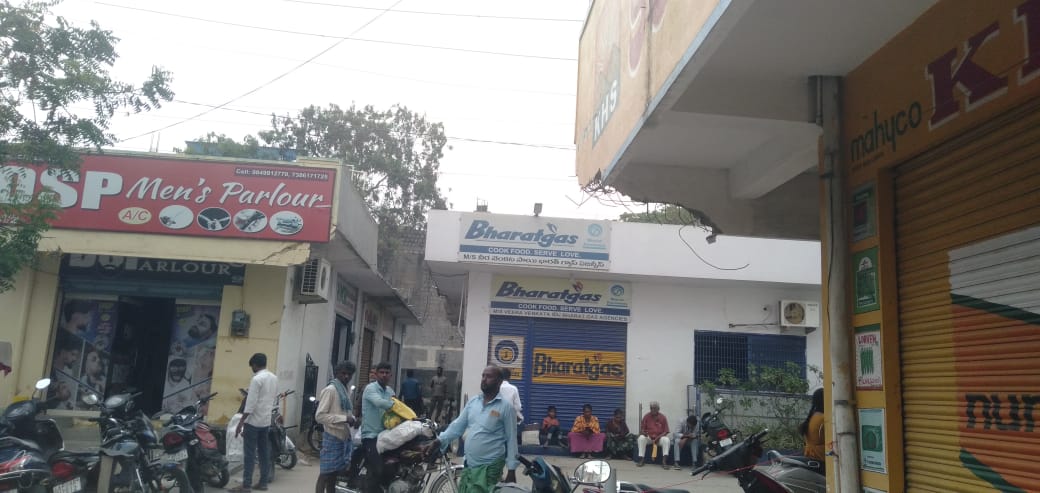 సమయపాలన లేని గ్యాస్ ఏజెన్సీలు అవస్థలు పడుతున్న వినియోగదారులు 