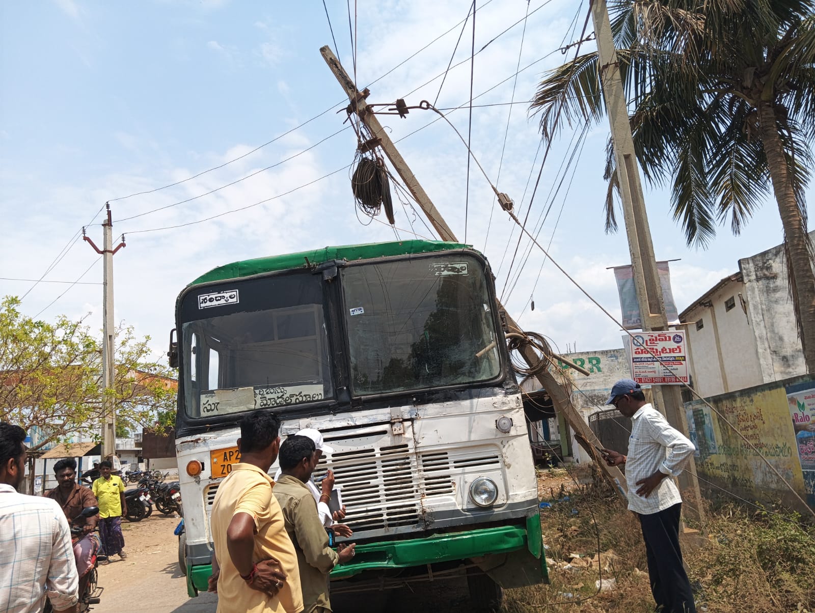 ఆర్టీసీ బస్సుపై పడ్డ కరెంటు పోల్ ..విద్యార్థులకు తప్పిన పెను ప్రమాదం