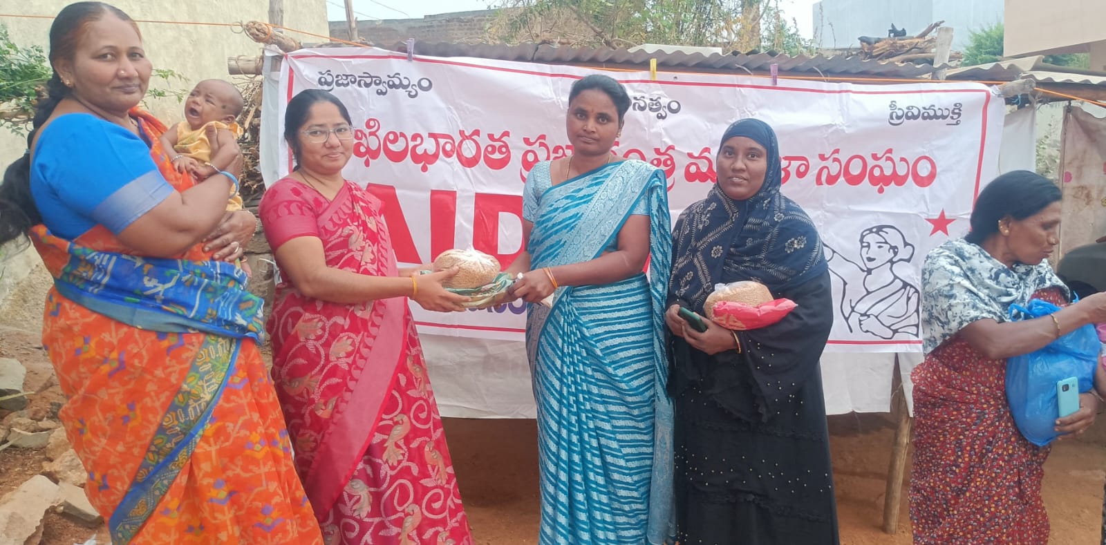 పేద ముస్లిం కుటుంబాలకు తోఫాల పంపిణీ