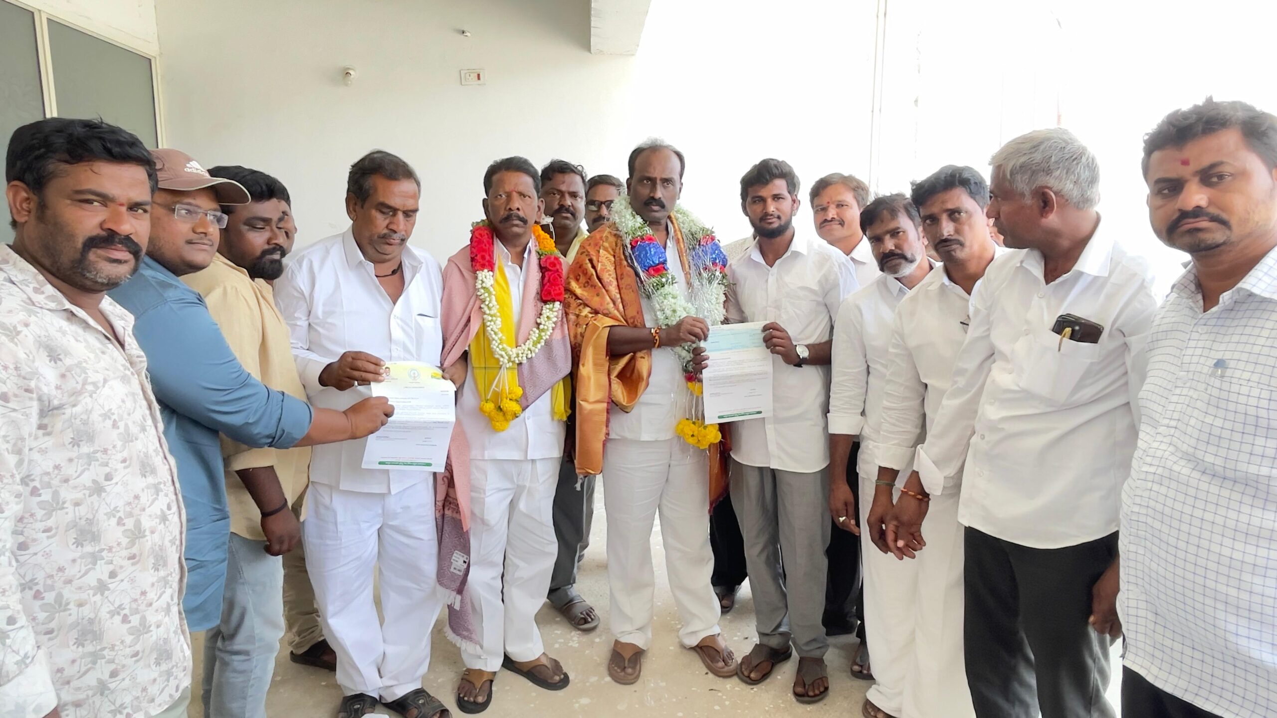 సీఎంఆర్ఎఫ్ చెక్కులను పంపిని చేసిన మీనాక్షి నాయుడు