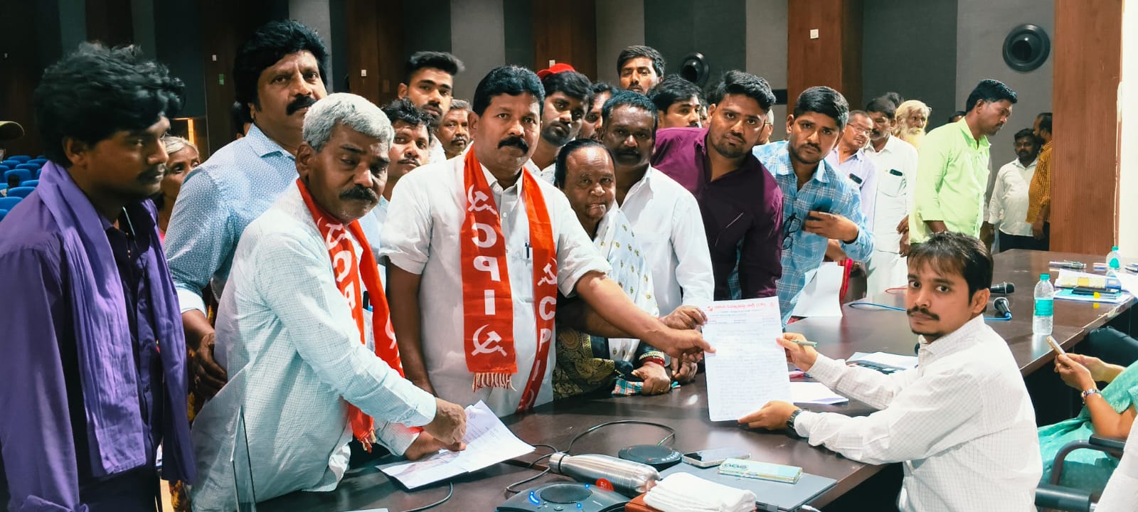 పేదల ఇండ్లకు మీటర్లు ఇవ్వండి: సీపీఐ  