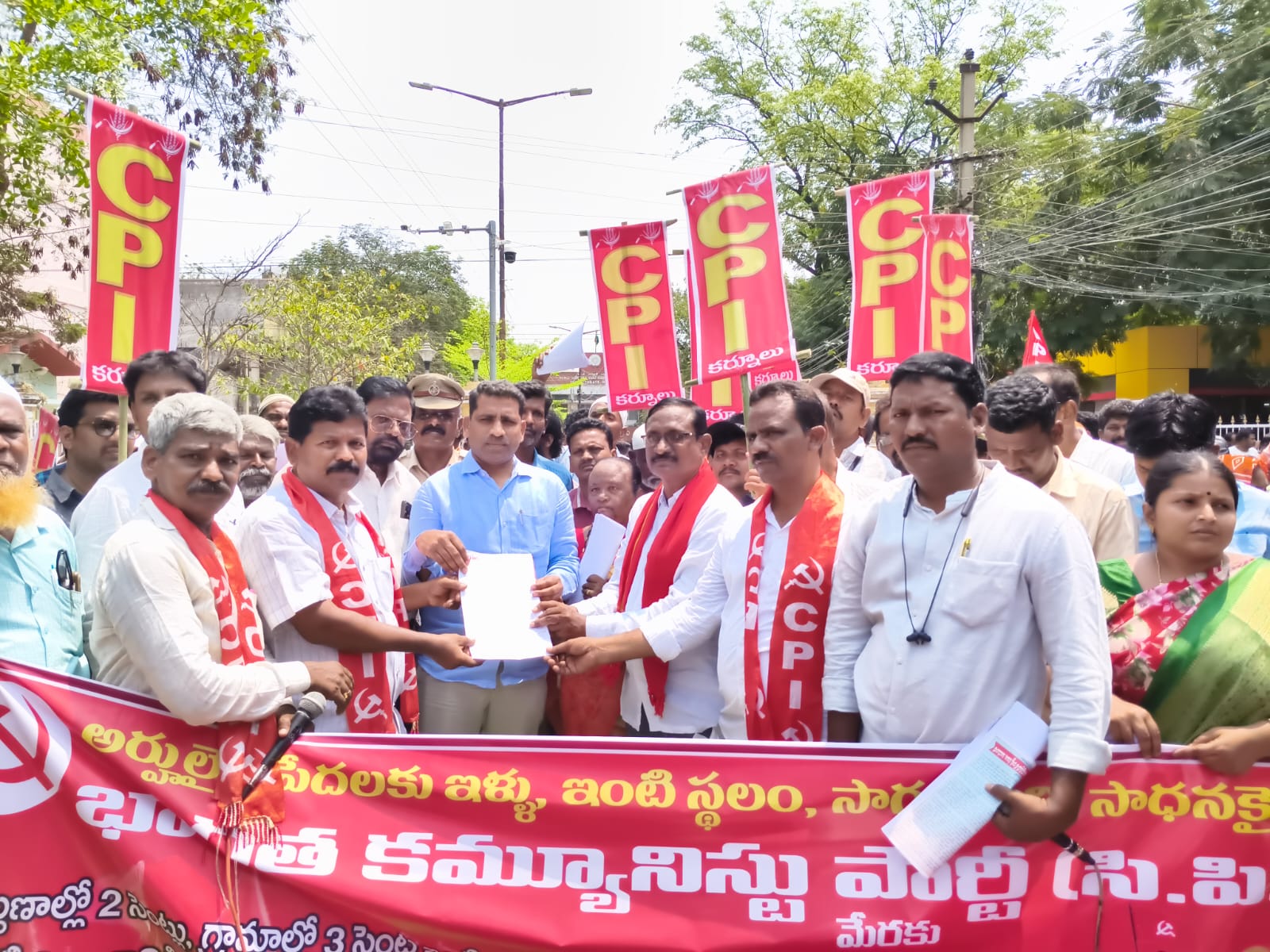 ఇంటి స్థలాలు ఇచ్చేంతవరకు పోరాటం చేస్తాం: సీపీఐ