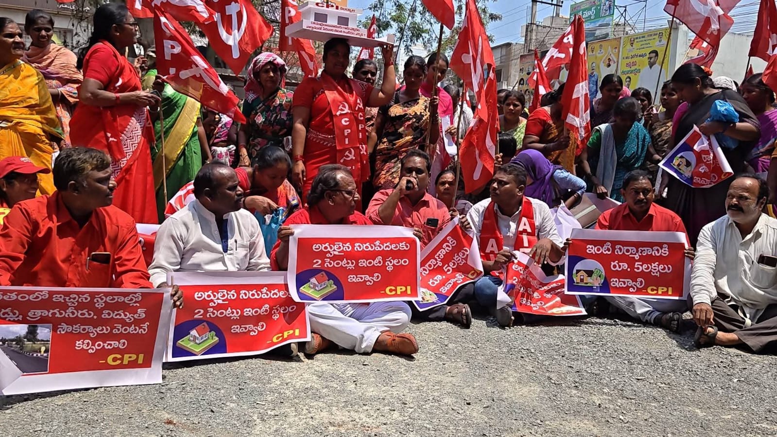 మంత్రి ఇంటిని ముట్టడించిన సీపీఐ