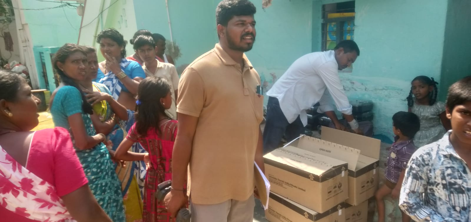 స్మార్ట్ మీటర్లను అడ్డుకున్న ప్రజలు