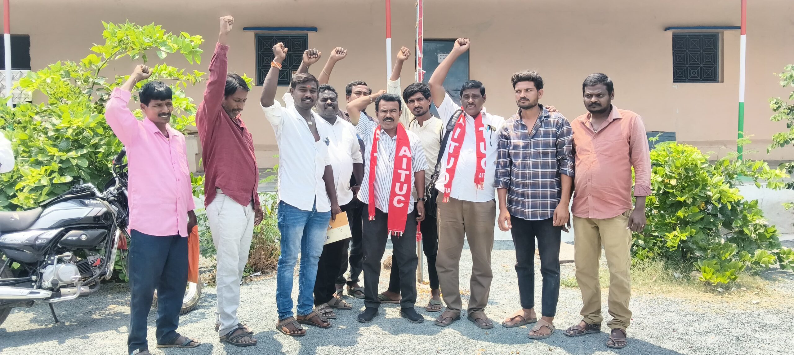 కార్మికుల హక్కులు హరిస్తే ప్రభుత్వాలకి పతనం తప్పదు: సీపీఐ కార్మికుల హక్కులు హరిస్తే ప్రభుత్వాలకి పతనం తప్పదు: సీపీఐ