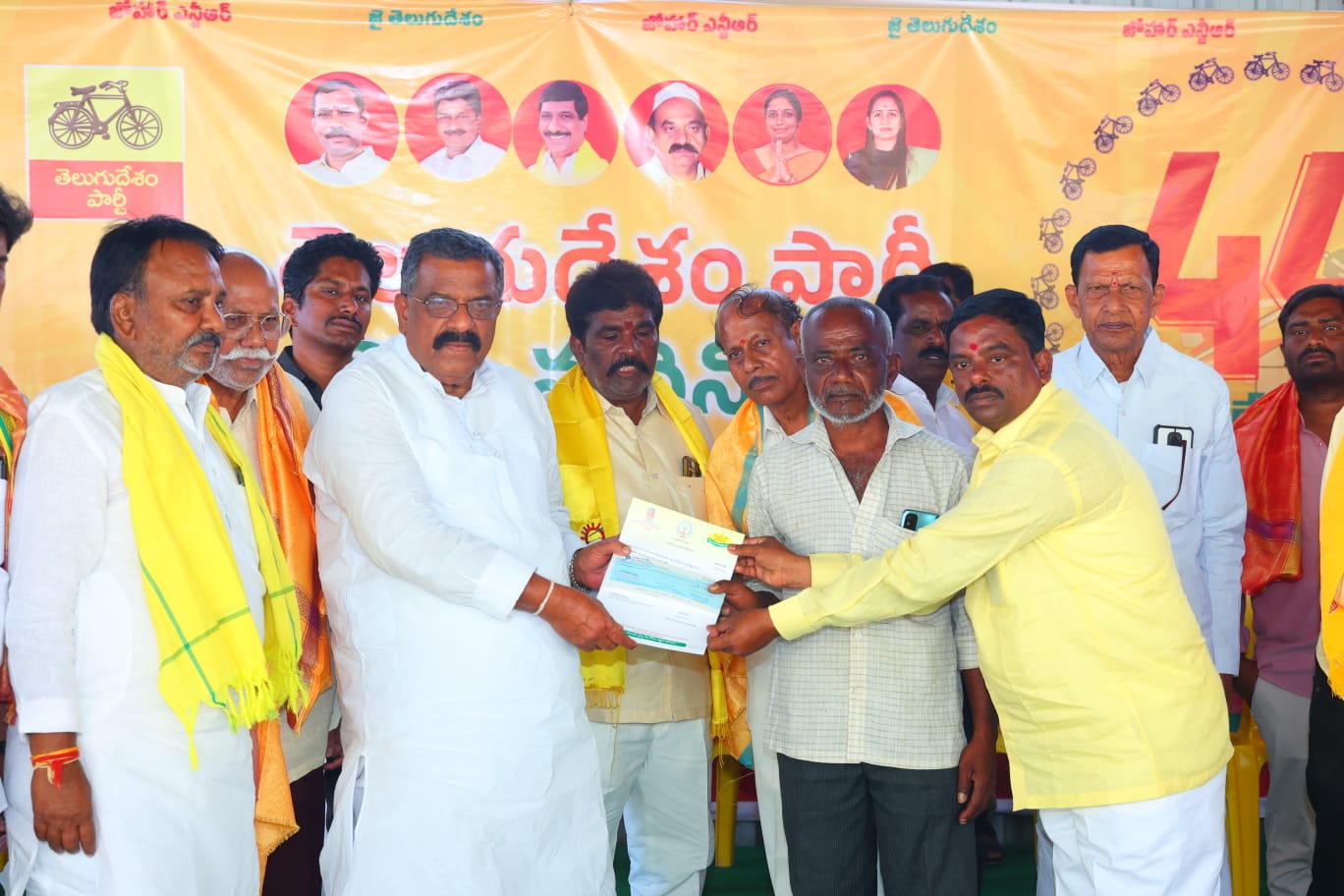 ముఖ్యమంత్రి సహాయ నిధి చెక్కులు అందజేసిన ఎమ్మెల్యే కోట్ల జయ సూర్య ప్రకాష్ రెడ్డి