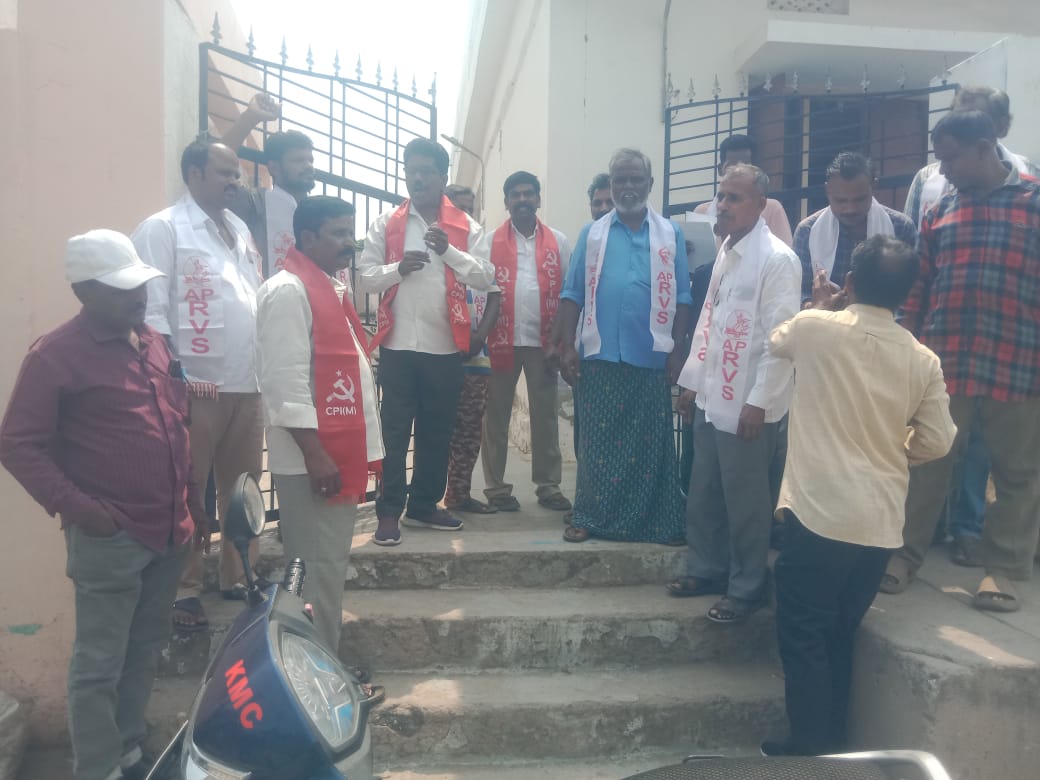 రోడ్లు,కాలువలు నిర్మించండి: సీపీఎం